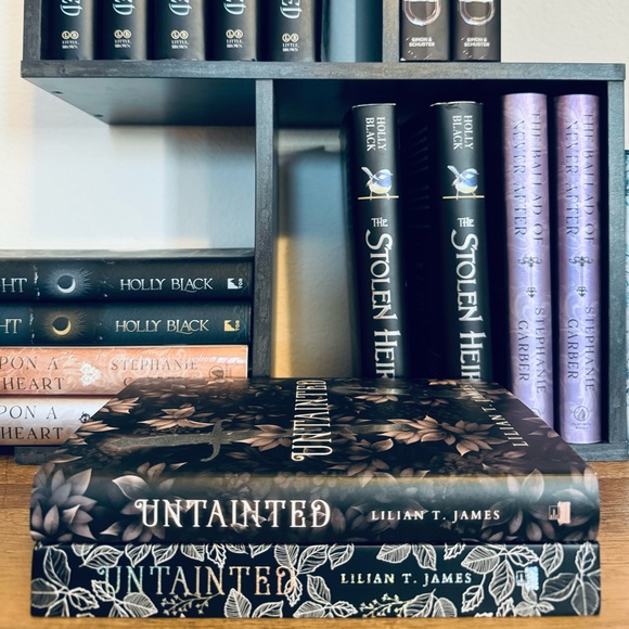 Bookish box Exclusive Signed Edition Untainted by Lilian T. James - Picture 15 of 15